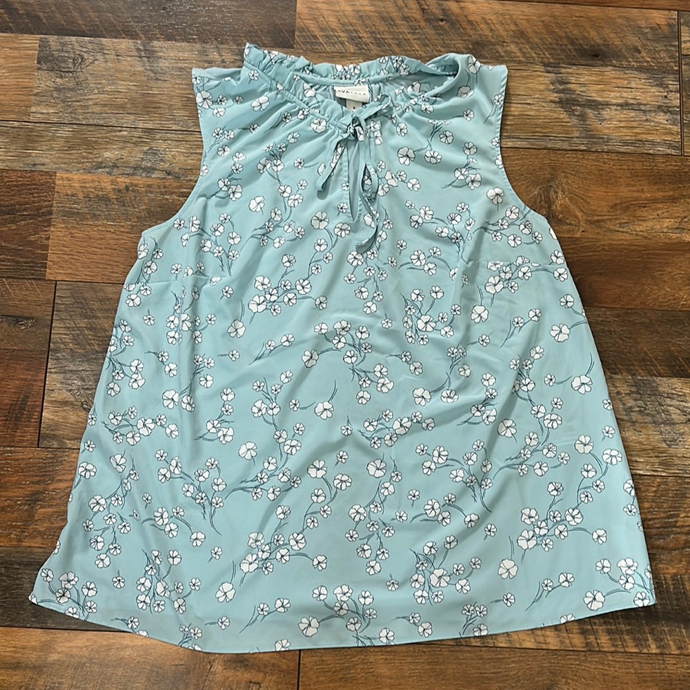 Ava & Viv Robin blue floral sleeveless blouse. Sz X